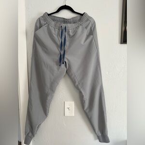 Figs Men’s Tansen Jogger Scrub Pants. Cement. Size M